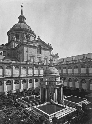 Real Sitio de San Lorenzo de El Escorial — Real Monasterio des San Lorenzo de El Escorial — Patio del los Evangelistas