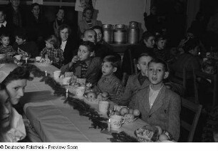 Kindertisch der Weihnachtsfeier des VEB Kartographie