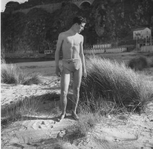 Kalabrien, junger Mann in Badehose am Strand