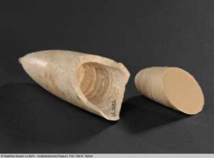Fragment eines schlanken Knopfbechers