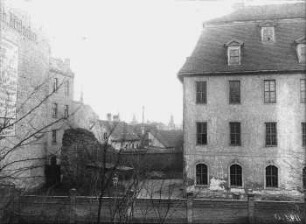 Alte Bürgerschule mit Stadtmauerrest. Blick nach Westen