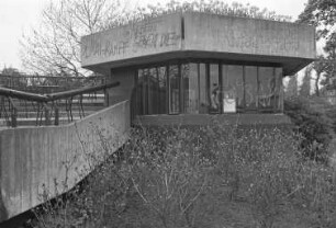 Verunstaltung der Betonwände der Seebühne im Stadtgarten mit Parolen zum 1. Mai-Feiertag