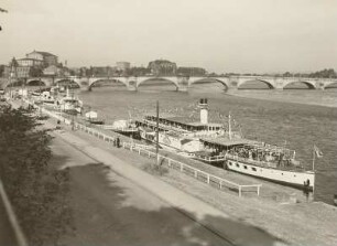 Dresden, Elbdampfer Leipzig : Dresden. Terrassenufer mit Dampfer "Leipzig" (1929, Werft Laubegast) und Augustusbrücke von der Brühlschen Terrasse