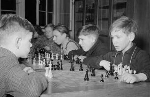 Zentralhaus der Jungen Pioniere : Jungen beim Schach spielen