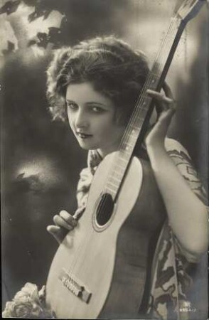 [Frau mit Gitarre]