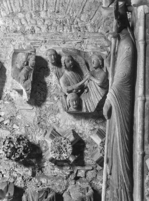 Fragmente des Tympanonreliefs des mittleren Portals von Notre-Dame in Paris