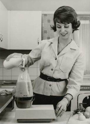 Küchenmaschine mit Mixbecher der AEG