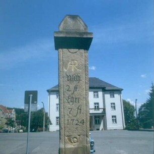 Meilenstein & Postsäule : Bad Elster. Alte Posthalbmeilen-Säule auf dem Rathausplatz