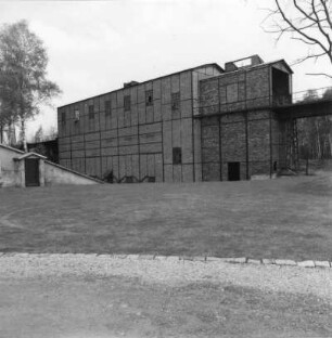 Uebigau-Wahrenbrück-Domsdorf. Brikettfabrik Louise (1882/1991 Kohleabbau; seit 1992 Technisches Denkmal). Kohlebunker