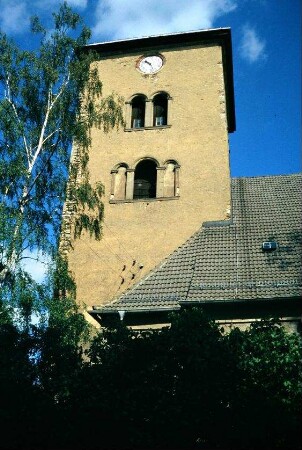 Kirchturm mit Uhr, Schallöffnungen