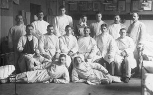 Erster Weltkrieg - Reservelazarett Gewerbeschule. Ärzte, Schwester und Patienten