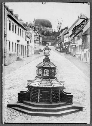 Marktbrunnen in Kohren : Feuerriegel, Kurt. Töpferbrunnen Reliefszenen aus dem Töpferleben. Keramik, Quarzporphyr. 1928. Kohren-Sahlis Markt