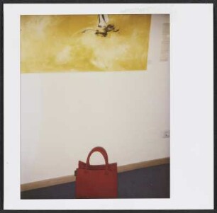 Barbara Siebecks Handtasche in einem Hotelzimmer