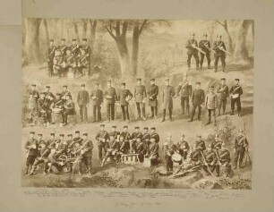 Gesamtaufnahme, die 8. Kompanie des Regiments, stehend, sitzend und liegend vor aquarelliertem Hintergrund