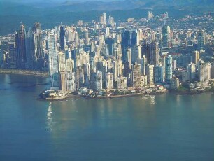 Panama-City aus der Luft : Aufgenommen währen des Landeanfluges einer kleinen Propellermaschine über Panama-City am 14. Septenber 2011