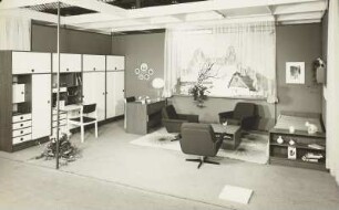 Ausstellungskoje mit Anbauwand, Schreibtisch, Sitzgruppe und Bett verschiedener Hersteller