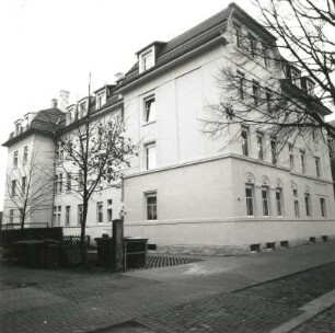 Dresden-Pieschen, Hubertusstraße 45. Wohnhaus (1914). Straßenansicht mit Linde