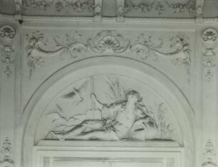 Jagdschloß Brühl, Flußgott Rhein : Brühl, Schlosspark Augustusburg. Jagdschloss Falkenlust (1729-1740; F. de Cuvilliés d. Ä.; M. Leveilly). Oberes Vestibül mit Stukkaturen von G. P. Castelli und Leclerc. Supraporte mit Flußgott Rhein (1733; Joseph Artario)