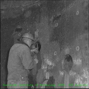 Montagearbeiten am Core des Forschungsreaktors 2 (FR 2)
