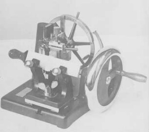 Minot-Mikrotom von Leitz : Technikgeschichte | Physik | Optik | Das Mikroskop und seine Nebenapparate
