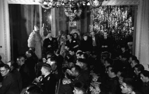 Bukarest: Weihnachtsfeier bei Killingers, Geschenkverteilung, Seite von oben