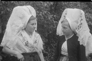 Mädchen in Kirchgangstracht aus dem Spreewald. : Holcy w kemšacej drasće z Błótow.