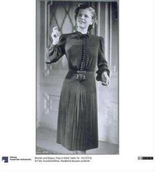 Frau in Kleid
