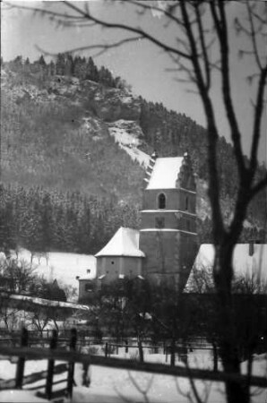 Egesheim/Heuberg: Kirche mit Felsblock