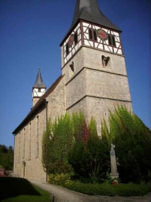 Kirchturm von Ostsüdosten (im Kern Romanisch) mit Biforien im dritten Obergeschoß (ehemalige Glockenstube) sowie neuer Glockenstube in Fachwerk (18 Jh)