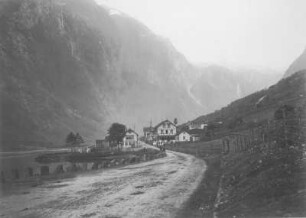 Ortsansicht mit Hotel Viking am Ende des Naeroyfjords mit Blick bergwärts ins Naeroytal : Gudvangen (Norwegen). Ortsansicht mit Hotel Viking am Ende des Naeroyfjords mit Blick bergwärts ins Naeroytal