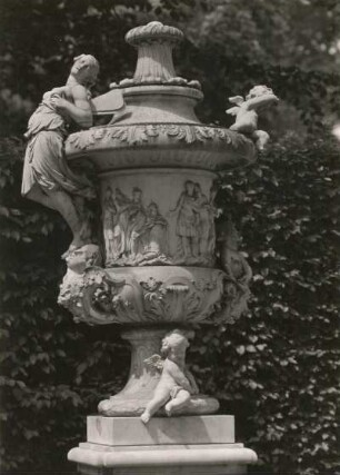 Corradini-Vase : Corradini-Vase (um 1750; G. F. Ebenhech nach A. Corradini). Potsdam, Park von Sanssouci