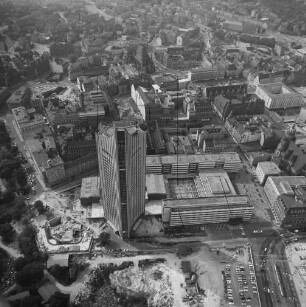 Innenstadt von Leipzig : Blick vom Karl-Marx-Platz (Augustusplatz) auf die Universität, Blickrichtung Westen