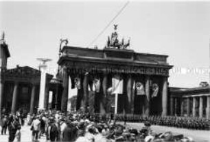 Parade der Legion Condor in Berlin "Unter den Linden"