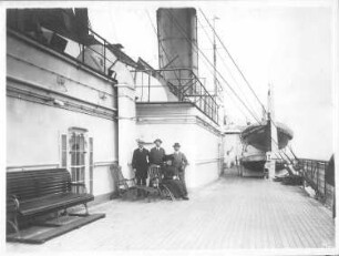 Hochseepassagierdampfer Vaterland, Bordaufnahmen. Gruppenbild an Deck mit Touristin im Liegestuhl