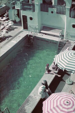 Bordleben auf dem Passagierschiff MS Milwaukee. Blick auf das Schwimmbecken