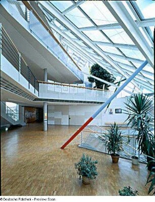 Dresden-Altstadt. St. Benno-Gymnasium (1994-1996, G. Behnisch), Pillnitzer Straße 39. 1. Obergeschoß, Blick zum Musikzimmer