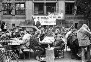 Freiburg im Breisgau: Demo von Studenten vor der Mensa in der Rempartstraße