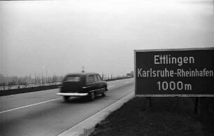 Beschilderung auf der Autobahn.