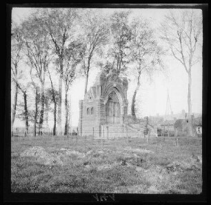 [Arleux-en-Gohelle (Dep. Pas-de-Calais, Frankreich):] Kapelle ["Notre-Dame de Tongres"] umgeben von Bäumen auf einer Wiese