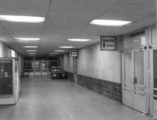Bahnhof Dresden-Neustadt, Empfangsgebäude. Gang (von der Schalterhalle abzweigend) mit Toiletten : Dresden-Neustadt, Schlesischer Platz. Bahnhof Dresden-Neustadt, Empfangsgebäude. Gang (von der Schalterhalle abzweigend) mit Toiletten