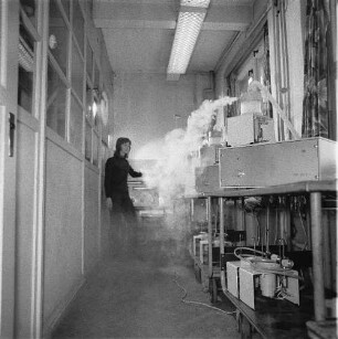 TuR USI 3/ USI 4 : Dresden-Übigau, Overbeckstraße 48. VEB Transformatoren- und Röntgenwerk "Hermann Matern" Dresden. Laborantin (?) mit Ultraschallinhalationsgerät (Modell USI 3 oder USI 4) beim Funktionstest
