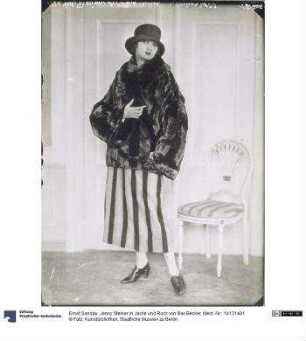 Jenny Steiner in Jacke und Rock von Max Becker