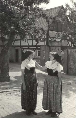 Sonntagstracht aus Nebelschütz : Kleidung - katholische Tracht. Ort: Njebjelčicy / Nebelschütz. Zwei katholische Mädchen in feierlicher Sonntagstracht (sorbisch: wuslěkanej)