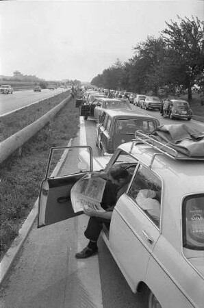 Verkehrsstau im Urlaubsreiseverkehr auf der Autobahn bei Rüppurr