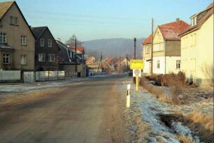 Straße, Ortseingang und Häuser