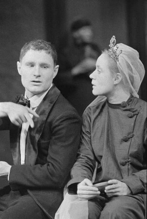 Szenenbilder aus "Der gute Mensch von Sezuan" von Bertolt Brecht unter der Mitarbeit von Ruth Berlau und Margarete Steffin. Berliner Ensemble 1957