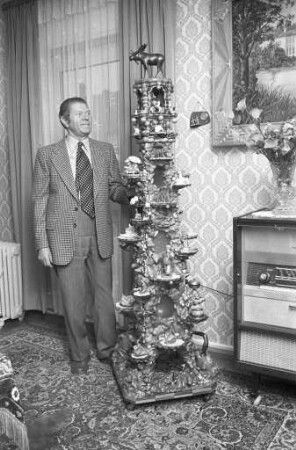 Konstruktion einer Weihnachtspyramide in Schnitztechnik durch den pensionierten Postbeamten Anton B. in Mühlburg
