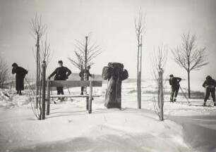 Skiläufer und Steinkreuz : Skifahrer am Steinkreuz (Tatzenkreuz)