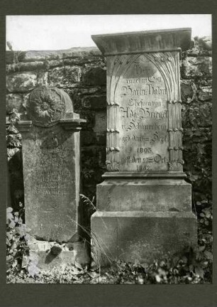 Friedhof. Zwei Grabsteine von 1835 und 1852