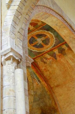 Frankreich. Bourgogne. Nievre. Nevers. Kathedrale Saint Cyr et Sainte Juliette. Innen. Säule und Deckengemälde